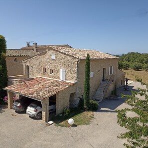 Exterior - CHARMING SPACIOUS COTTAGE IN FARMHOUSE . Pool unavailable from July 4 to Sept 1. (Forcalquier)