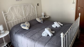 2 Schlafzimmer, Schreibtisch, BĂŒgeleisen/BĂŒgelbrett, kostenloses WLAN