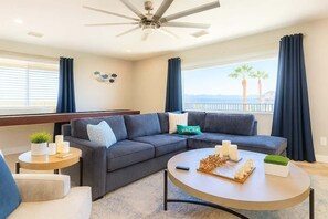 Smart-TV, DVD-Player, Tischfußball, Arbeitsbereiche