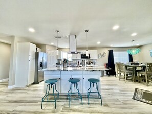 Jääkaappi, mikroaaltouuni, uuni, liesi