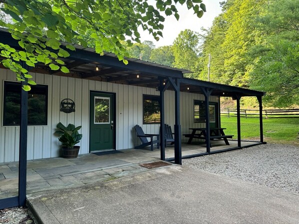 Terrace/patio - Lazy Lane Cabins - Brookside Cabin (South Bloomingville)