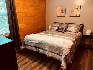 2 bedrooms, free WiFi, bed sheets - Lazy Lane Cabins - Brookside Cabin (South Bloomingville)