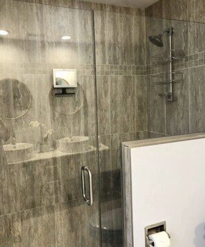 Badewanne, Whirlpool, Haartrockner, Handtücher