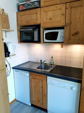 Fridge, oven, dishwasher, coffee/tea maker