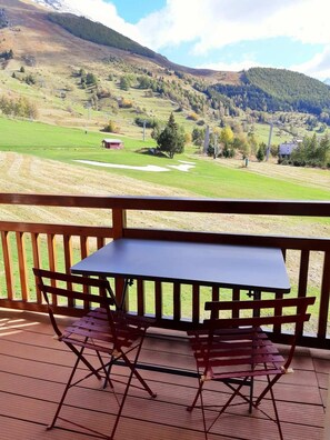 Outdoor dining - 50m from ski slopes, 4th floor, view mountain, balcony, parking, tv, ski locker, 40m², Les 2 Alpes (Les Deux Alpes)