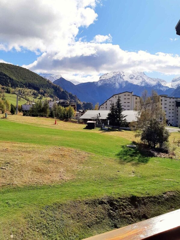 Property grounds - 50m from ski slopes, 4th floor, view mountain, balcony, parking, tv, ski locker, 40m², Les 2 Alpes (Les Deux Alpes)