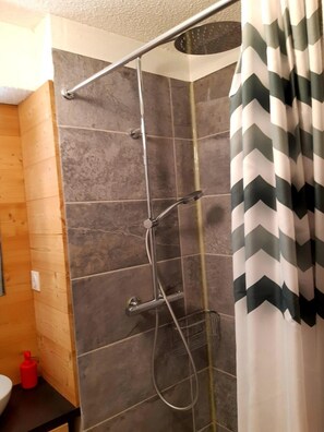 Shower - 7th floor, view mountain, balcony, parking, tv, ski locker, 28m², Les 2 Alpes (Les Deux Alpes)