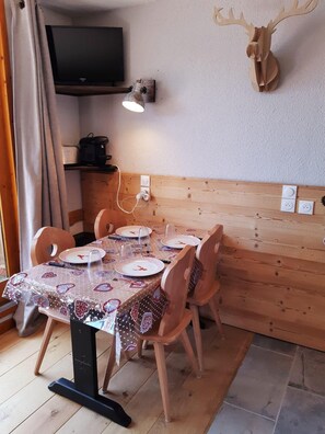 Dining - 7th floor, view mountain, balcony, parking, tv, ski locker, 28m², Les 2 Alpes (Les Deux Alpes)