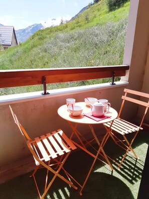 Outdoor dining - 7th floor, view mountain, balcony, parking, tv, ski locker, 28m², Les 2 Alpes (Les Deux Alpes)