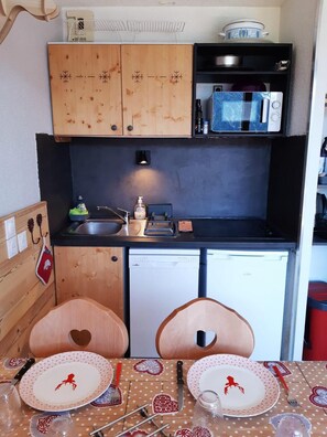 Fridge, microwave, dishwasher, coffee/tea maker