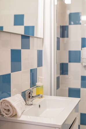 Badkar, hårtork och handdukar