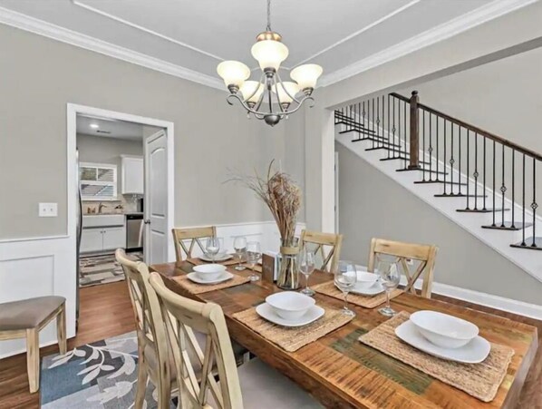 Dining - Upscale Luxury 4 bed 2.5 bath Near I20, August National & FT. Gordon (Augusta)