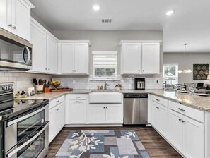 Fridge, microwave, oven, stovetop - Upscale Luxury 4 bed 2.5 bath Near I20, August National & FT. Gordon (Augusta)