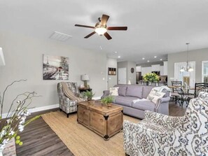 Smart-tv, eldstad, böcker och printers