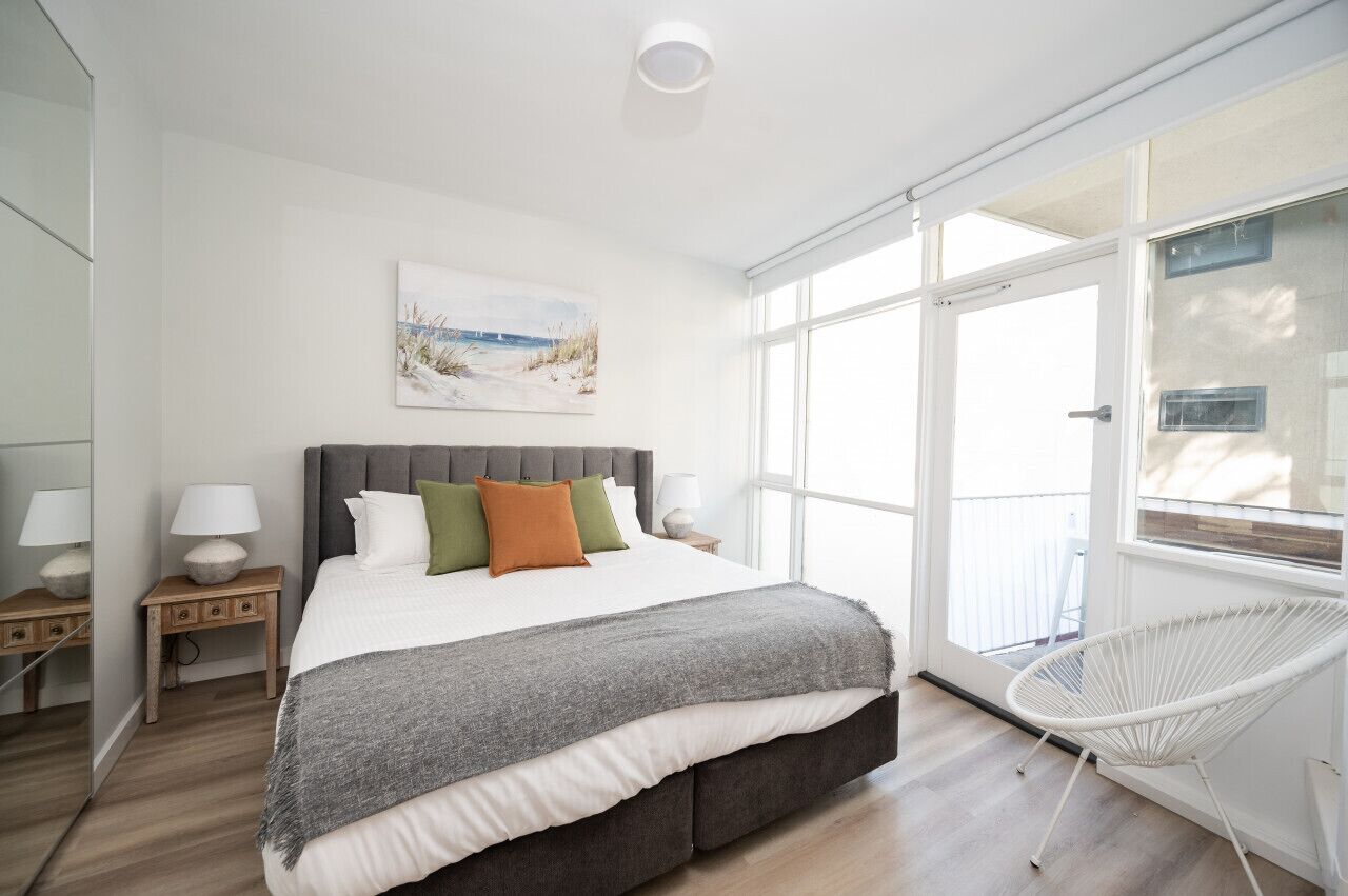 2 habitaciones, escritorio y tabla de planchar con plancha 