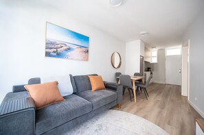 Smart TV, offices, computer monitors - WEST BEACH | St Kilda, Acland St, Luna Pk + Car (Saint Kilda West)