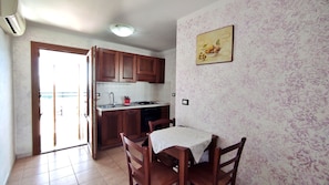 Frigorifero, forno, piano cottura, macchina per tè/caffè