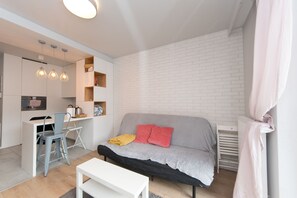 City Apartment | Private kitchen | Full-sized fridge, microwave, oven, stovetop - Main Trainstation one bedroom AC p4you (Kraków)
