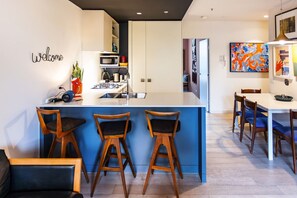 Een koelkast, een microgolfoven, een oven, een kookplaat