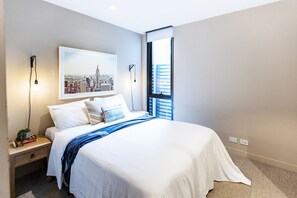 2 slaapkamers, een bureau, een strijkplank/strijkijzer, reisbedje