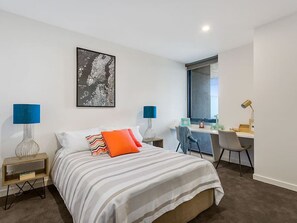 1 bedroom, desk, iron/ironing board, travel cot - Sydney Rd Brunswick. Trains, trams & wifi (Brunswick)