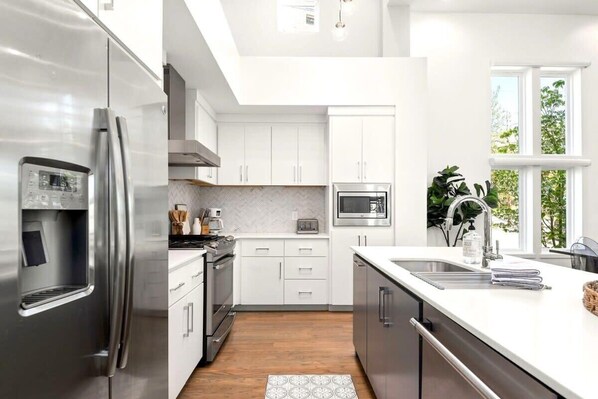 Fridge, microwave, stovetop, dishwasher