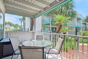Outdoor dining - 🌟 50Ft from Beach Access- Pool View- Budget Friendly- 1BR Nautical Watch E-4🌟 (Panama City Beach)