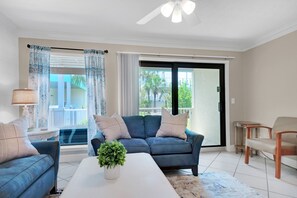 TV - 🌟 50Ft from Beach Access- Pool View- Budget Friendly- 1BR Nautical Watch E-4🌟 (Panama City Beach)