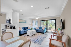 TV - 🌟 50Ft from Beach Access- Pool View- Budget Friendly- 1BR Nautical Watch E-4🌟 (Panama City Beach)