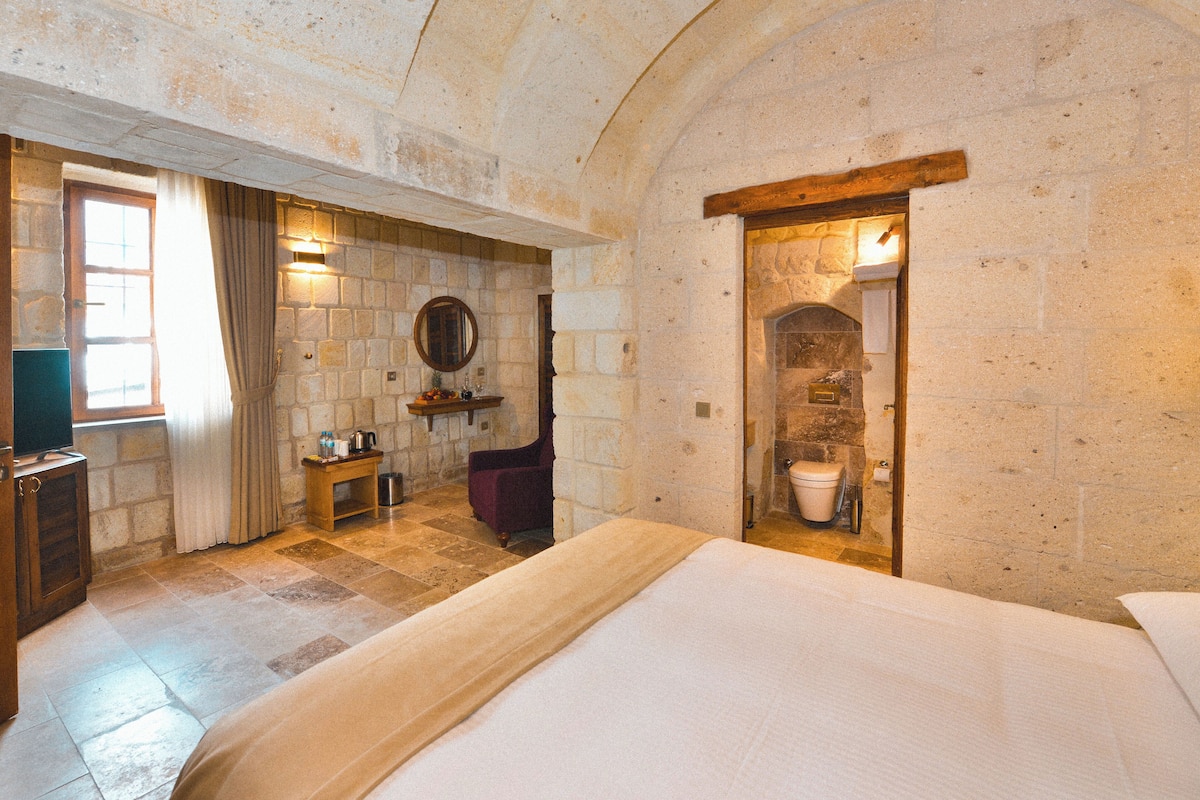 Deluxe Room | 2 bedrooms, premium bedding, minibar, in-room safe