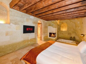 Duplex Cave Suite | Ropa de cama de alta calidad, minibar, caja fuerte y wifi gratis