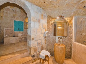 Duplex Cave Suite | Phòng tắm | Máy sấy tóc, dép đi trong nhà, sàn nhà có sưởi, khăn tắm 