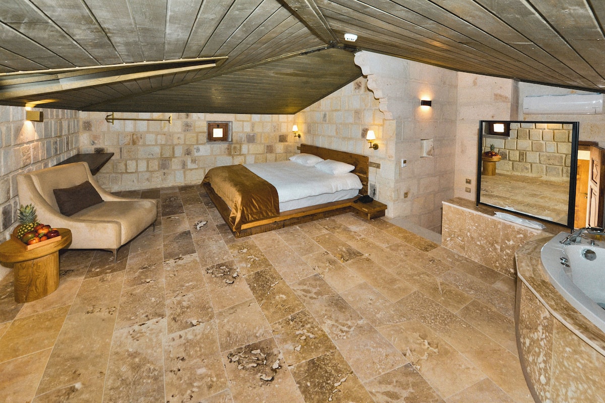 Deluxe Loft Suite | 2 bedrooms, premium bedding, minibar, in-room safe