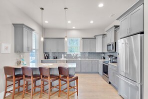 Fridge, microwave, oven, stovetop - 🎈Frangista Beach w/Gated Acess-Community Pool-4BR The Heidi-way🎈 (Miramar Beach)