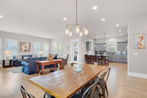 Dining - 🎈Frangista Beach w/Gated Acess-Community Pool-4BR The Heidi-way🎈 (Miramar Beach)