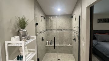 Ensemble douche/baignoire, sĂšche-cheveux, serviettes fournies, savon