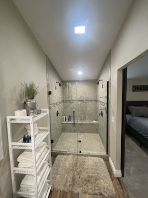 Ensemble douche/baignoire, sĂšche-cheveux, serviettes fournies, savon
