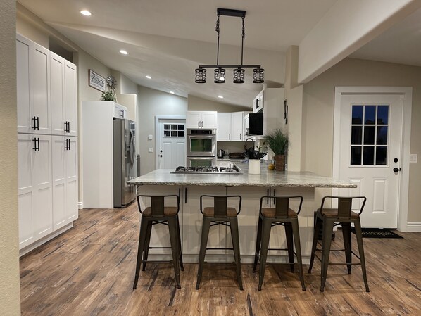 Kjøleskap, mikrobølgeovn, ovn og kokeplater