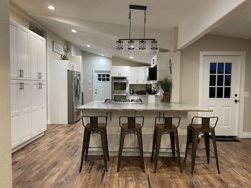 Cheerful Newly remodeled 3-bedroom farmhouse