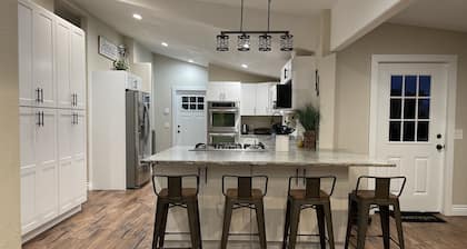 Cheerful Newly remodeled 3-bedroom farmhouse