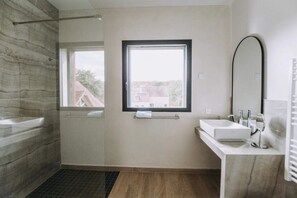 Tina con regadera, amenidades de baño ecológicas, secadora de cabello 
