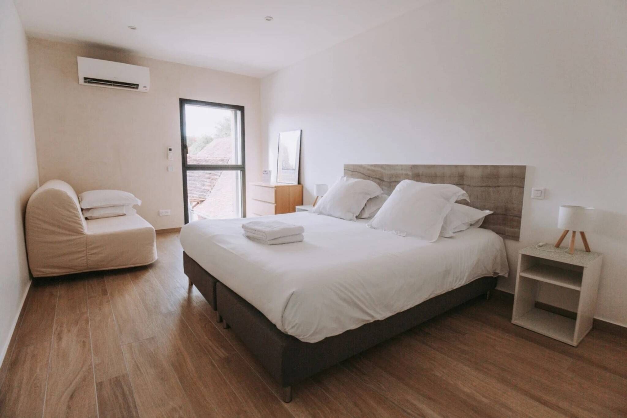 8 chambres, bureau, Wi-Fi gratuit, draps fournis