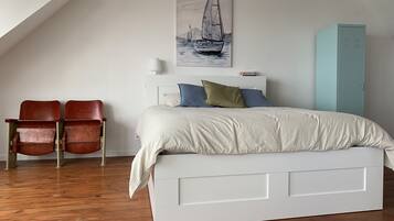 4 Schlafzimmer, Schreibtisch, Bügeleisen/Bügelbrett, Reisekinderbett