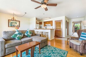 Condo, 1 cama King size y sofá cama (Kahaluu Bay Villas #103) | Área de sala de estar