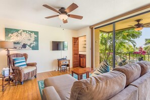 Apartment, 1 King-Bett und Schlafsofa (Kahaluu Bay Villas #103) | Wohnbereich