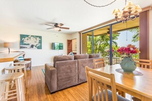 Appart'hôtel, 1 très grand lit et 1 canapé-lit (Kahaluu Bay Villas #103) | Coin séjour