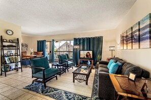 콘도, 침대(여러 개) (Kona Plaza 215) | 거실 공간