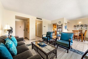 Condo, Plusieurs lits (Kona Plaza 215) | Aire de séjour
