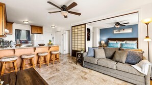 Unclassified image, 2 of 16, button - Kailua Village#307 (Kailua-Kona)