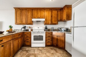 Appartamento, 1 letto king con divano letto (Kailua Village#307) | Cucina privata | Lavastoviglie, carta assorbente